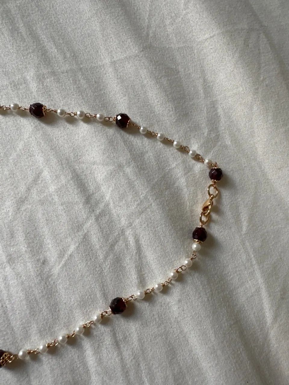 Colar dourado mini pérolas com cristais de granada  - Foto 4