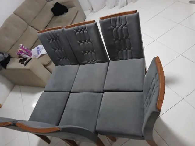 Vendo Mesa de jantar com tampo de vidro e de madeira maciça com 6 cadeiras  - Foto 5
