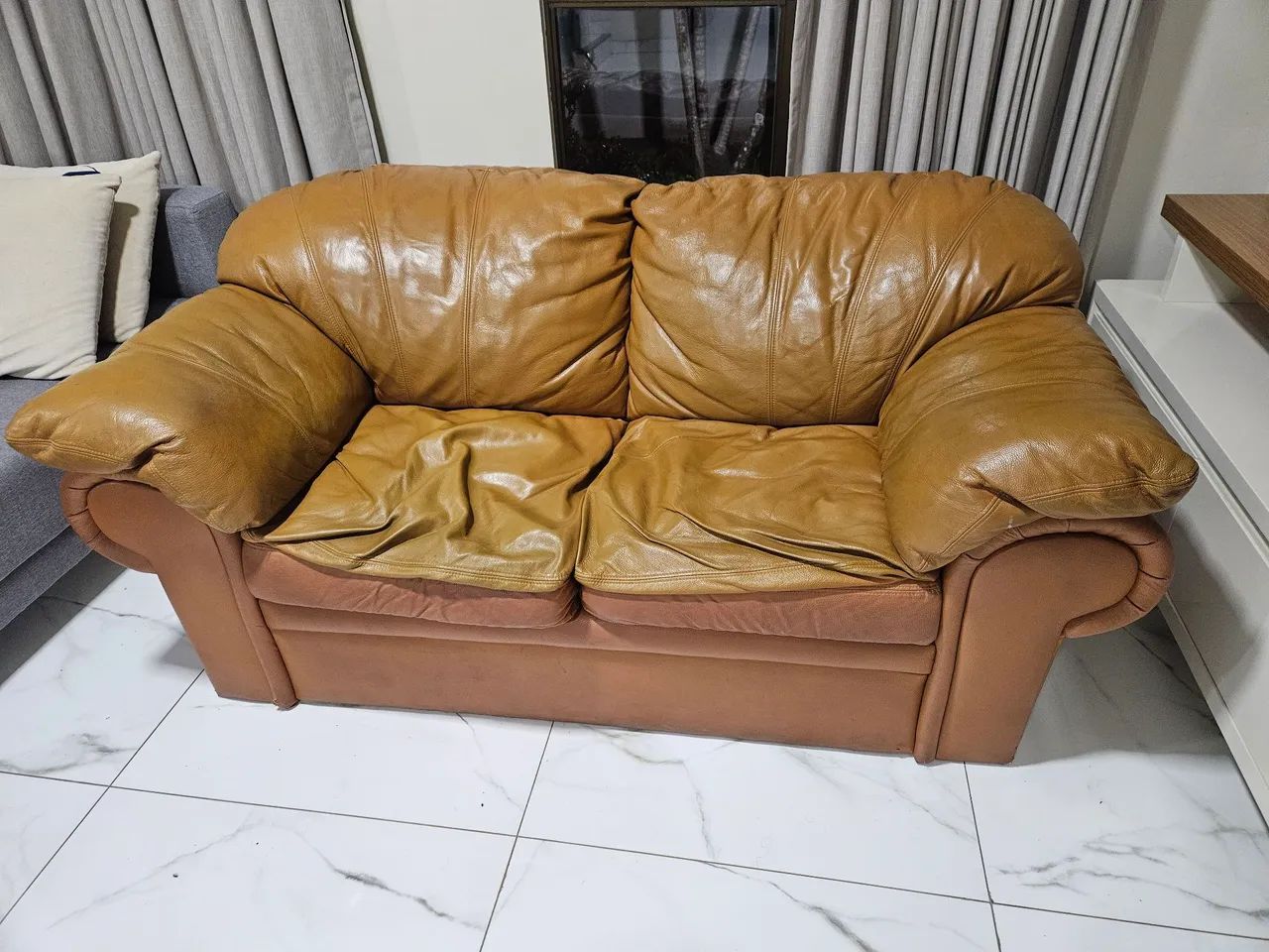 SOFÁ DE COURO 2 LUGARES