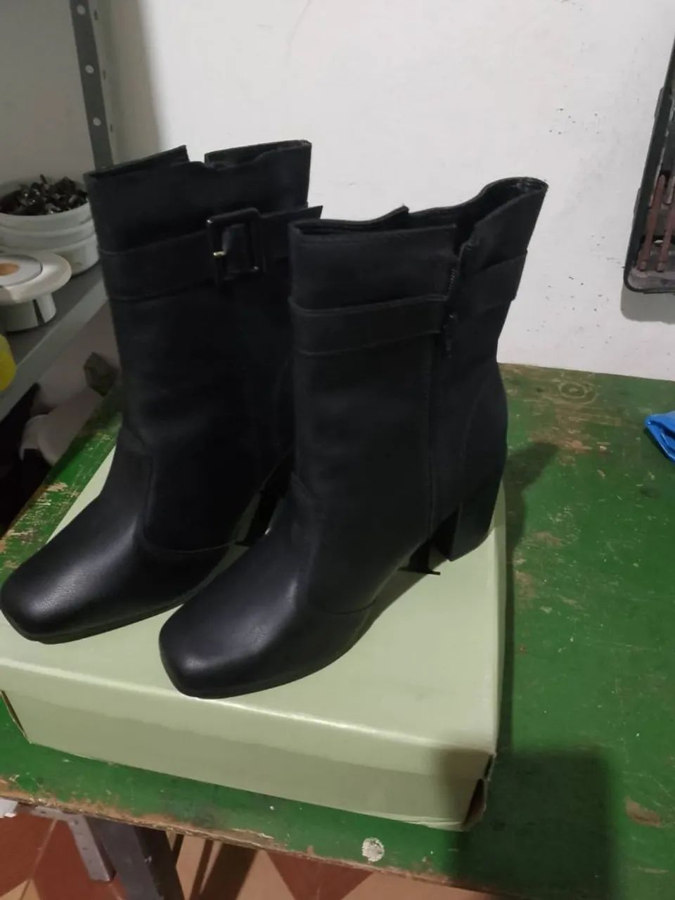 desapego duas botas cores diferentes - Foto 2