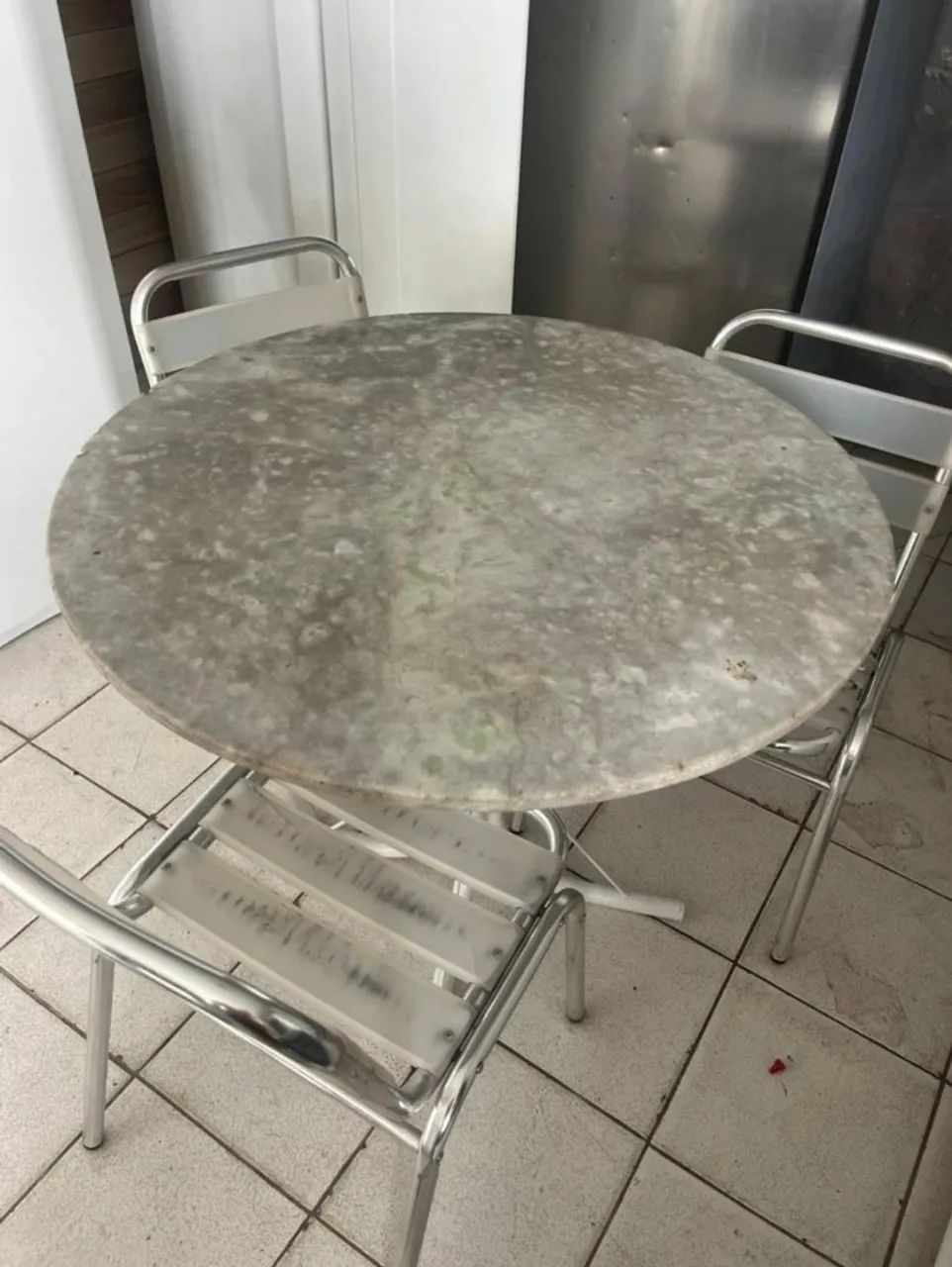 Mesa com cadeiras de plástico 