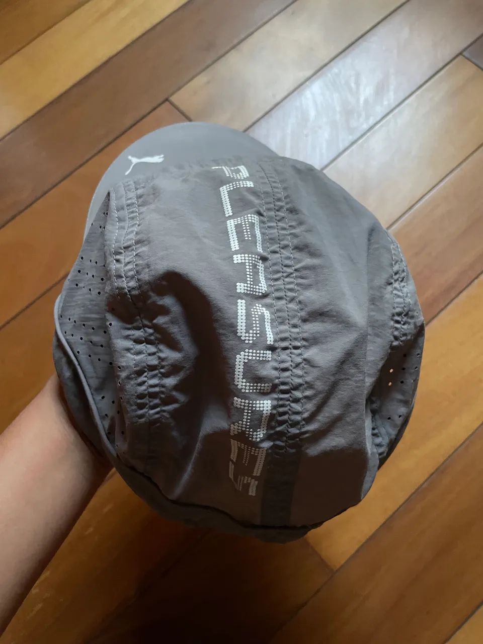 Boné Puma x Pleasures 5 Panel Cinza  - Foto 5