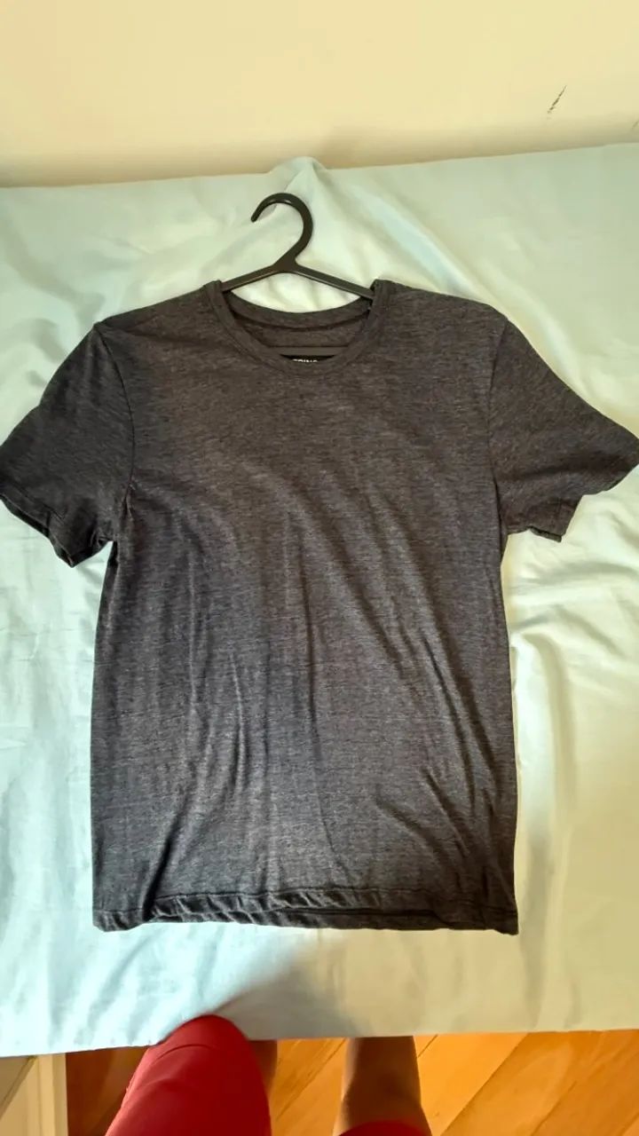 2 Camisas Hering Cinza e preta XP