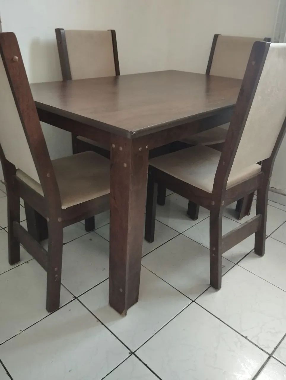 Mesa 4 cadeiras em MDF 