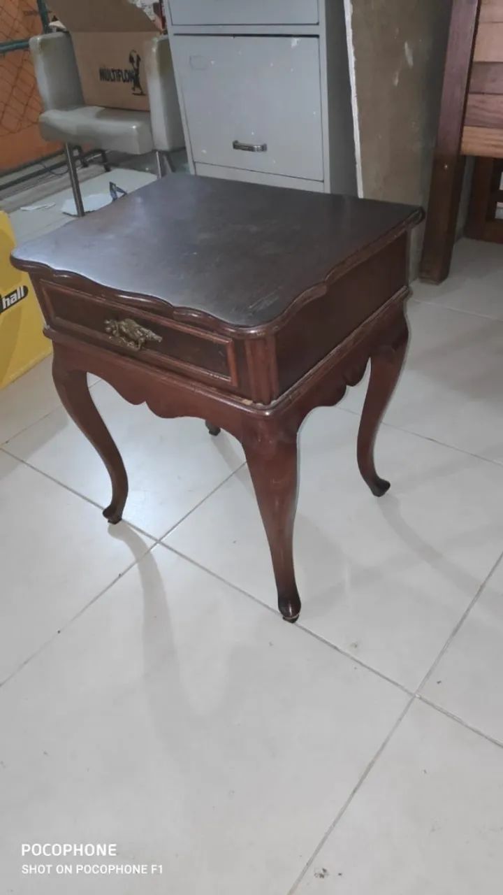 Mesa lateral de estilo Luís XV (1940 Mandeira)