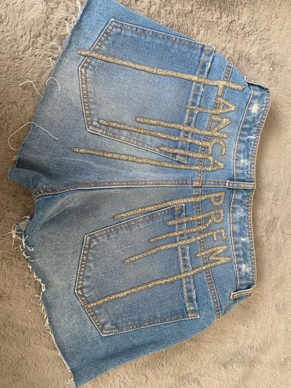 Short jeans lança perfume 