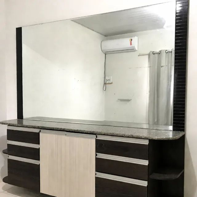 Móvel grande com bancada de mármore e espelho