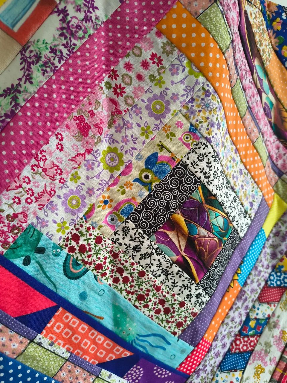 Bolsa de Ombro Média em Jeans e Retalhos - Foto 4