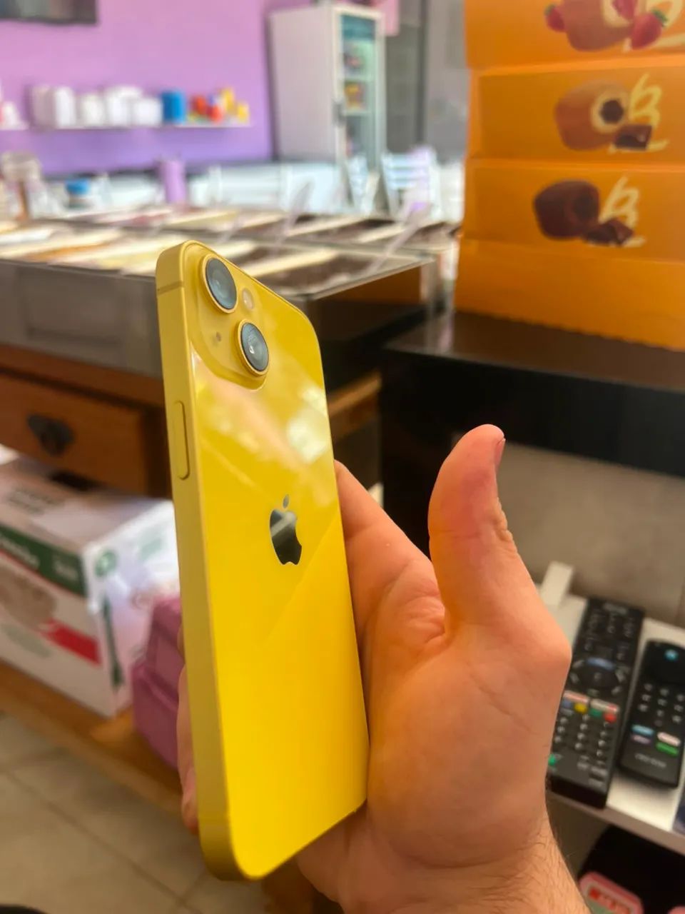 Troco iphone 14, celular está zerado, acompanha caixa e nota fiscal  - Foto 2