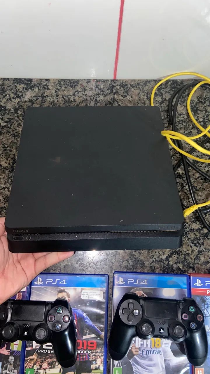 PlayStation 4 a venda por 1000 reais, em belo estado