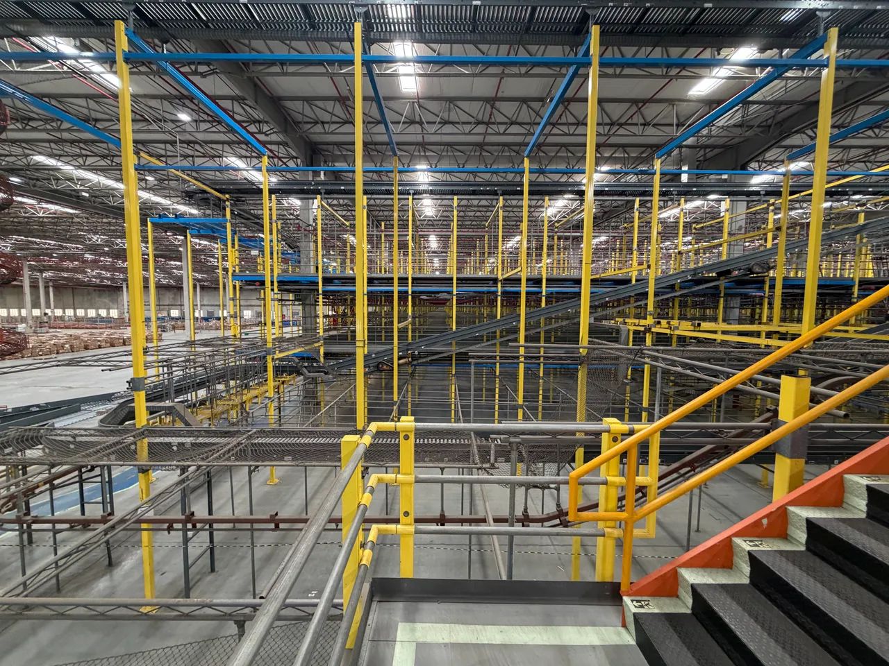 Mezanino industrial e sistema transportador logístico
