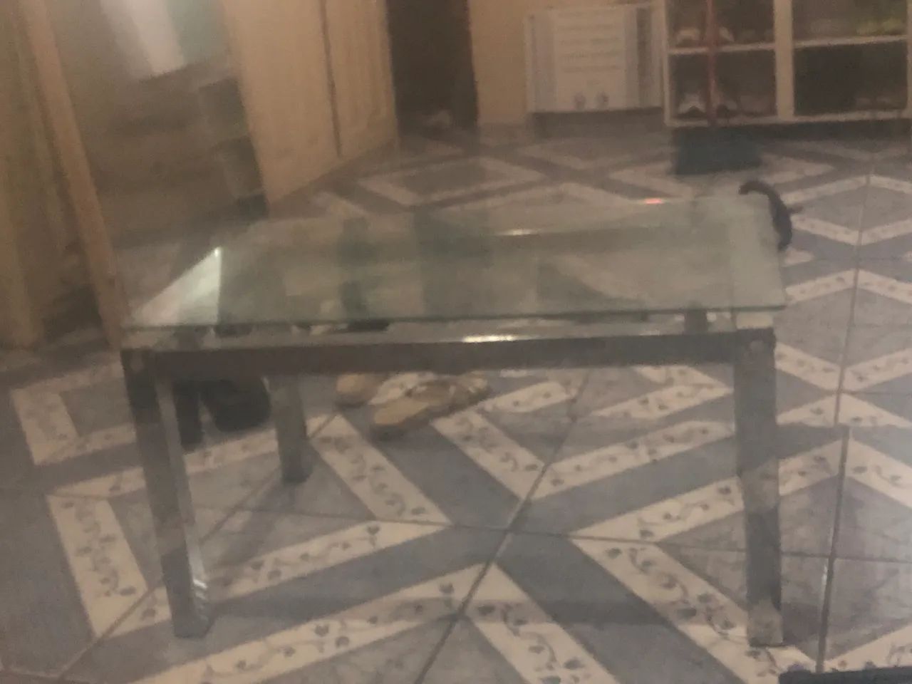 Uma mesa de centro 