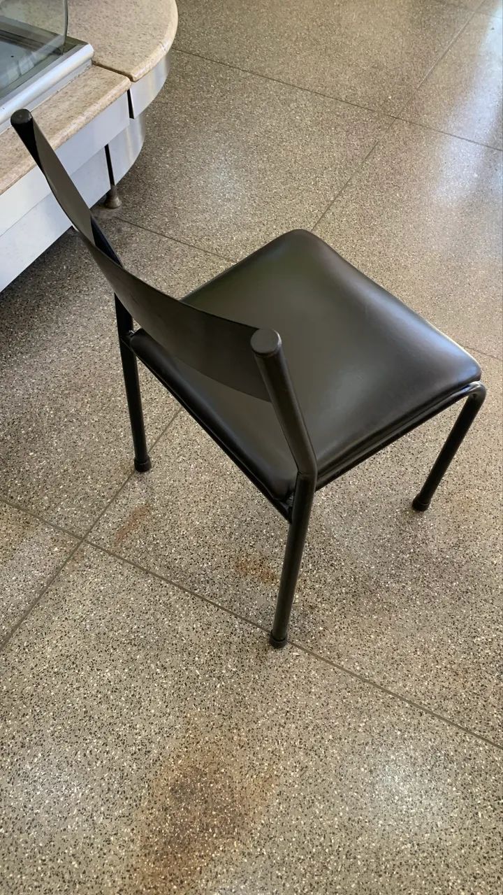 Vendo cadeiras de ferro com estofado da cor preta  - Foto 2