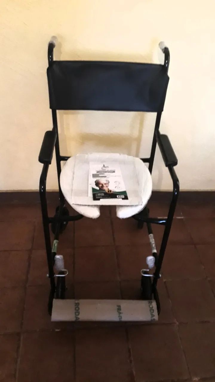 Cadeira de roda para banho nova  - Foto 4