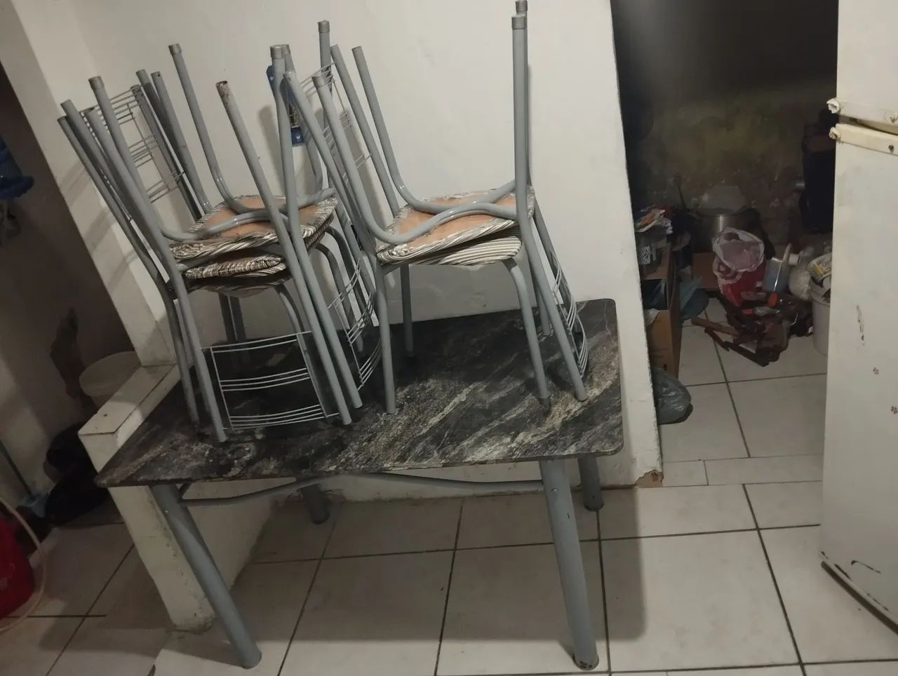 Vende-se uma mesa 6 cadeiras *  - Foto 2