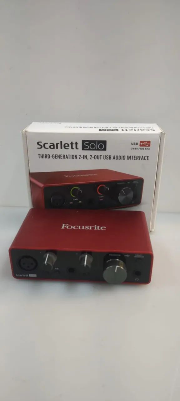 Interface de áudio focusrite Scarlett solo 3 geração na caixa
