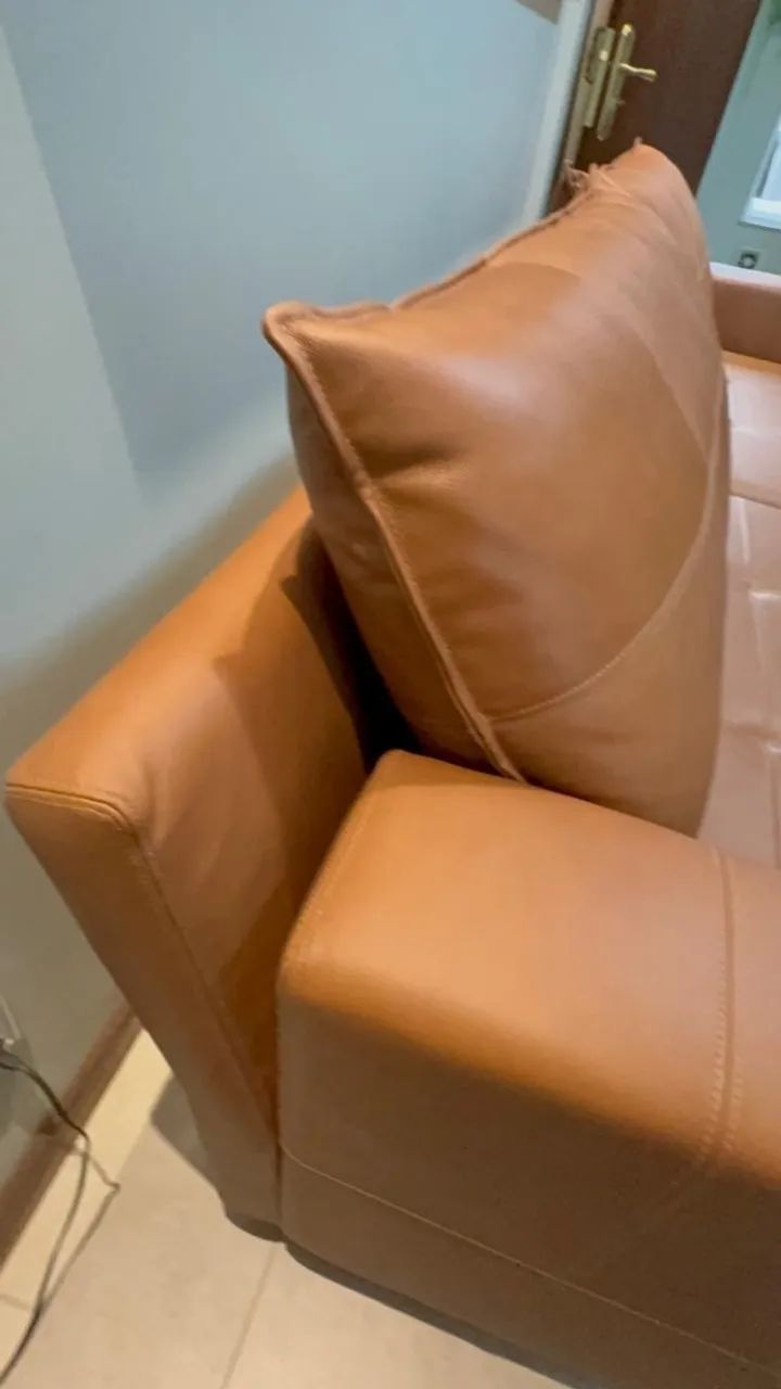 Sofá de couro legítimo caramelo 4 lugares bipartido para sala de estar - Foto 4