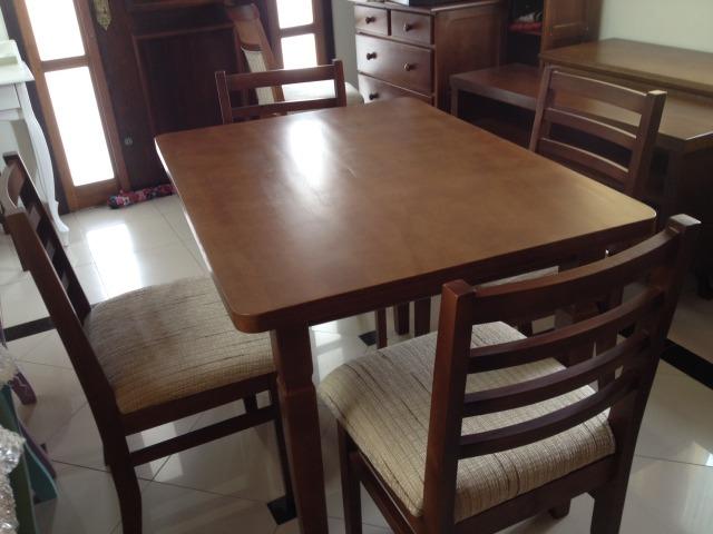 Promocão- mesa com 4 cadeira madeira na cor imbuia