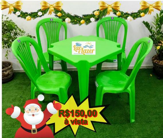 Conjunto de mesa com 4 cadeiras plásticas