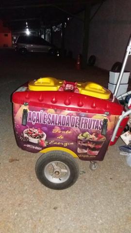 Carrinho de salada de frutas e açaí