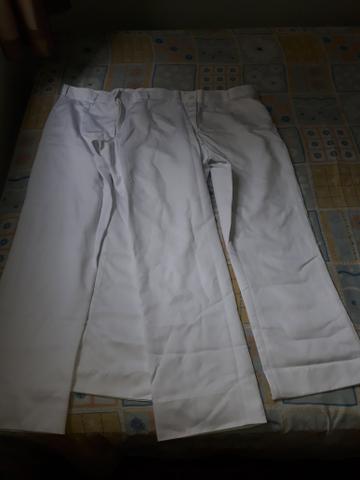Uniformes brancos calças compridas e saia