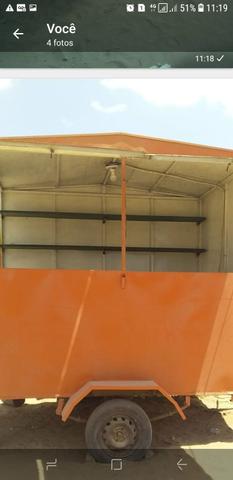 Trailer com reboque pronto pra trabalhar.
