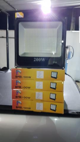 Vendo refletores de led luz branca 200wts por 250.00 reais cada