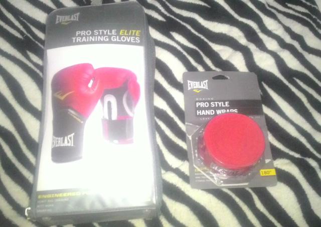 Luva 14oz + bandagem 4,6m everlast sem uso - Foto 2