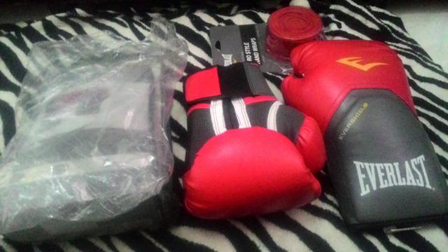 Luva 14oz + bandagem 4,6m everlast sem uso