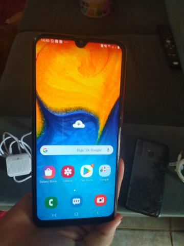 Estou vendendo esse celular A20 com 32 gb e acessórios.