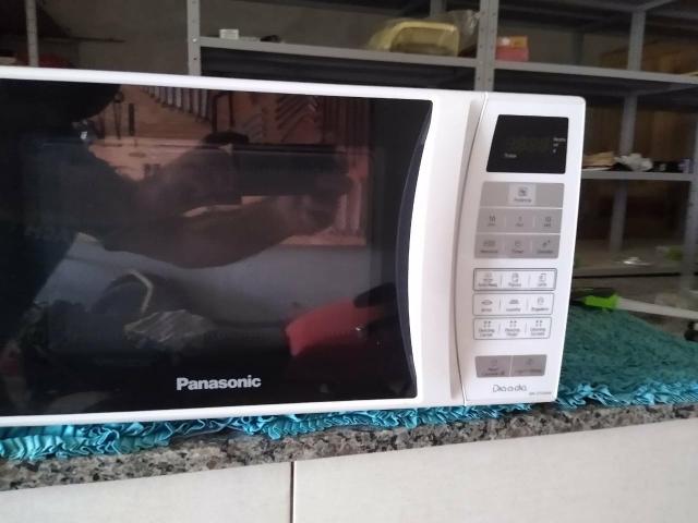 Microondas Panasonic de 18 litros semi novo - Foto 5