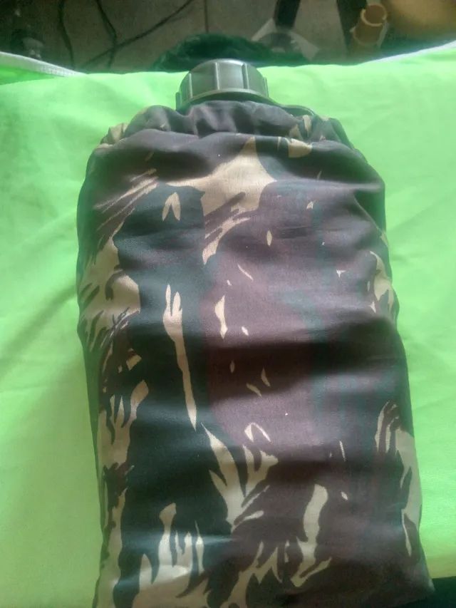 Cantil tipo militar com capa de camuflagem 