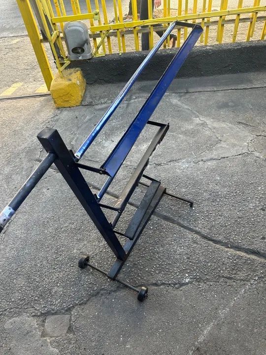 Mesa e papeleira para pintura 500,00 os dois - Foto 3