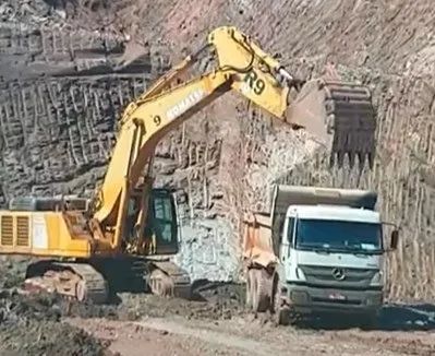 Escavadeira Komatsu PC600 - 2008 - 8000h (motor feito)