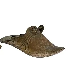 Estribo Arreio Sapata Infantill em Metal dourado ornada elementos vegetalista *Descrição