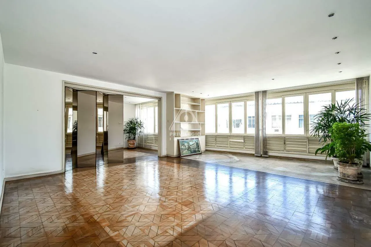 COBERTURA DUPLEX NA QUADRA DA PRAIA. SALÕES!5 QTOS E 2 VAGAS. VARANDÃO! 480 m2!