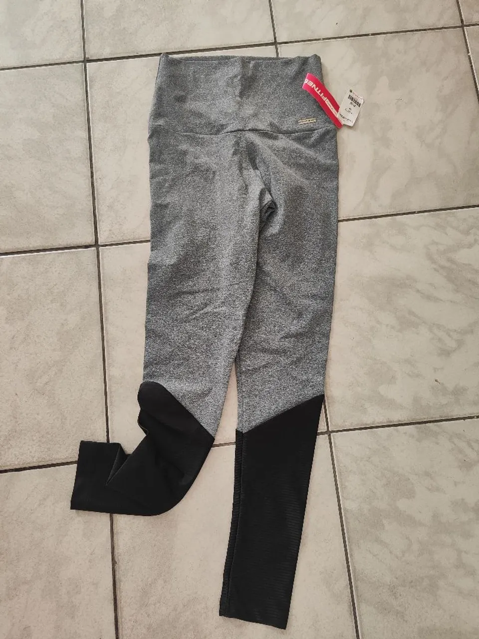 Legging cinza com detalhe preto