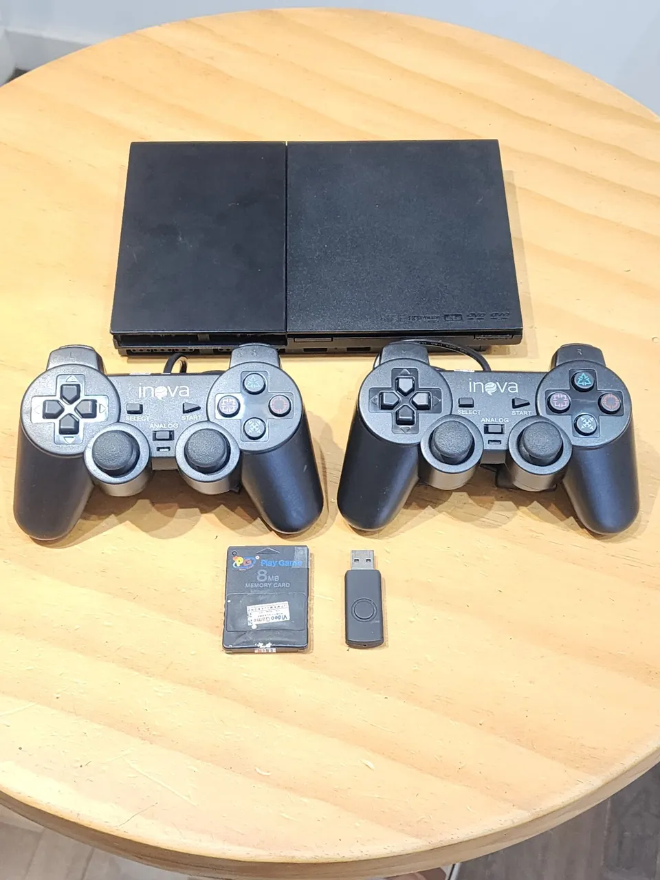 Playstation 2 com 2 controles, memory card e cabo AV