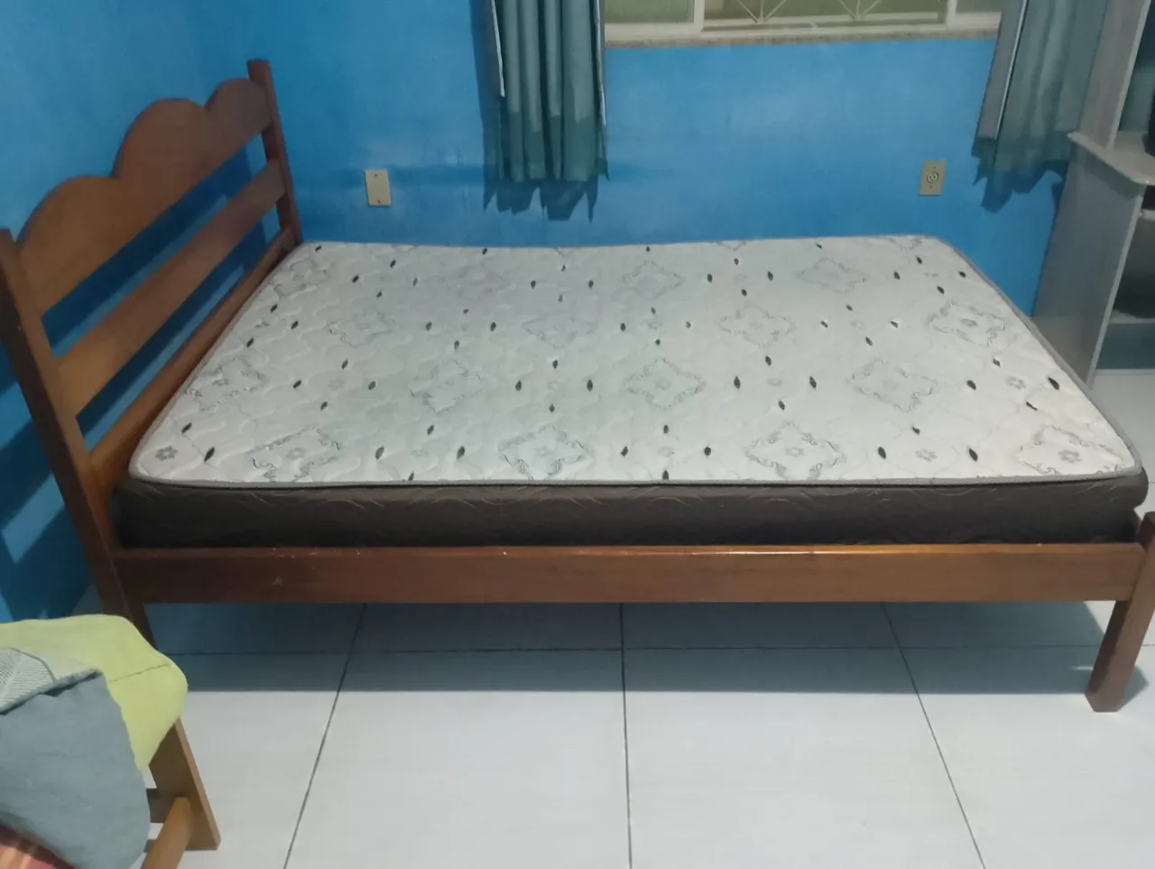 Cama de madeira com colchão
