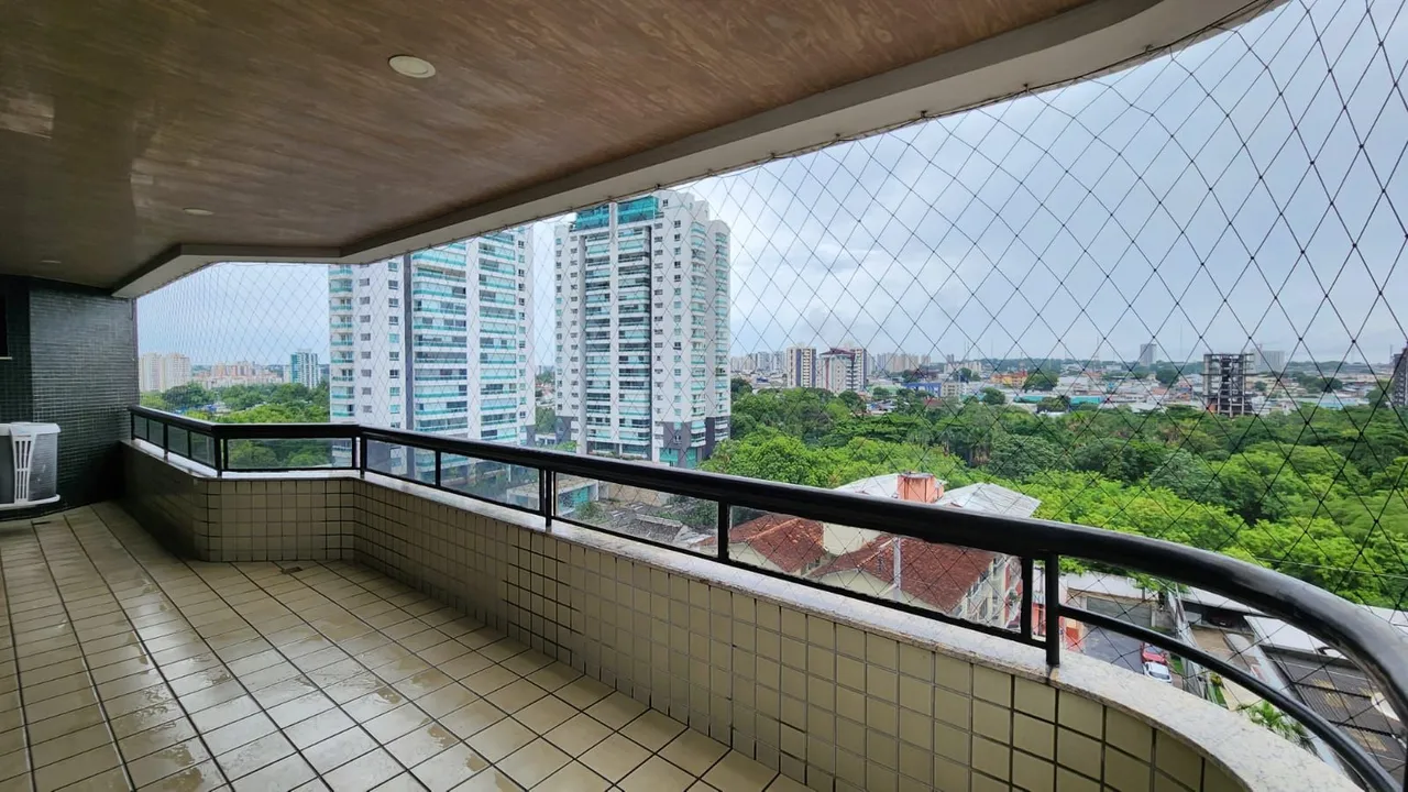 Apartamento 4 Dormitórios armários e splits. Adrianópolis.Av. Mario Ipiranga.