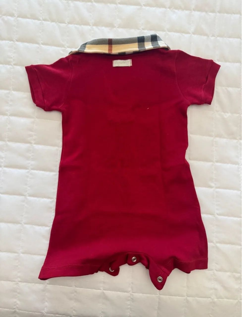 Macacão Bebê Vermelho com Gola de Quadrinhos - Foto 3