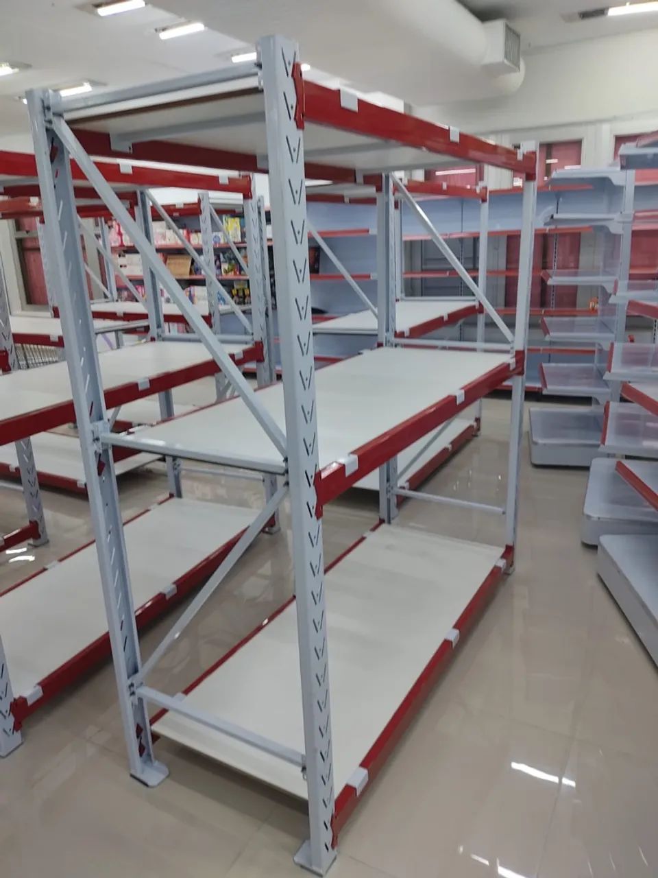 Prateleiras e Expositores para Lojas e Supermercados