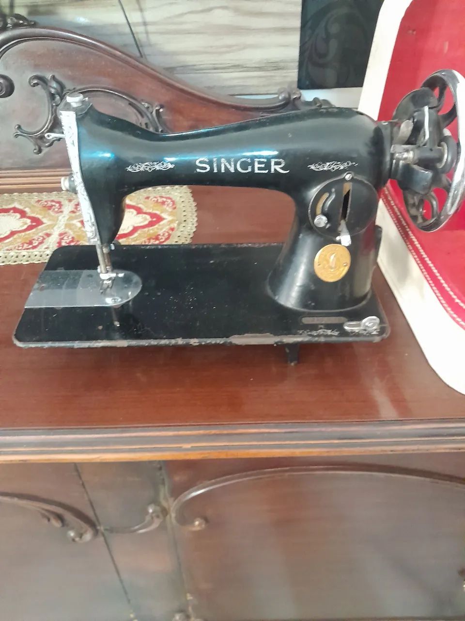 Maquina de custura singer com acessórios  centenária  - Foto 5