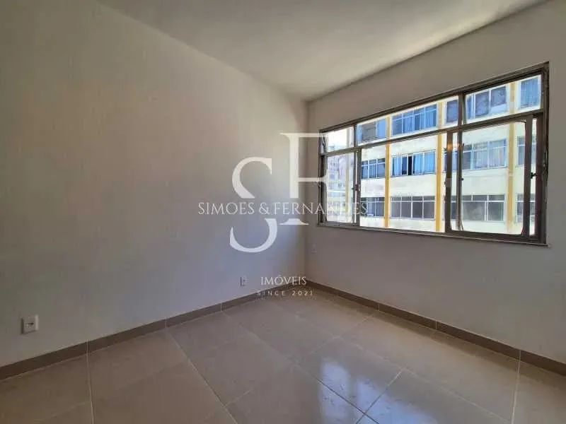 Centro - Rua Washington Luiz - Saleta com janela quarto e sala.