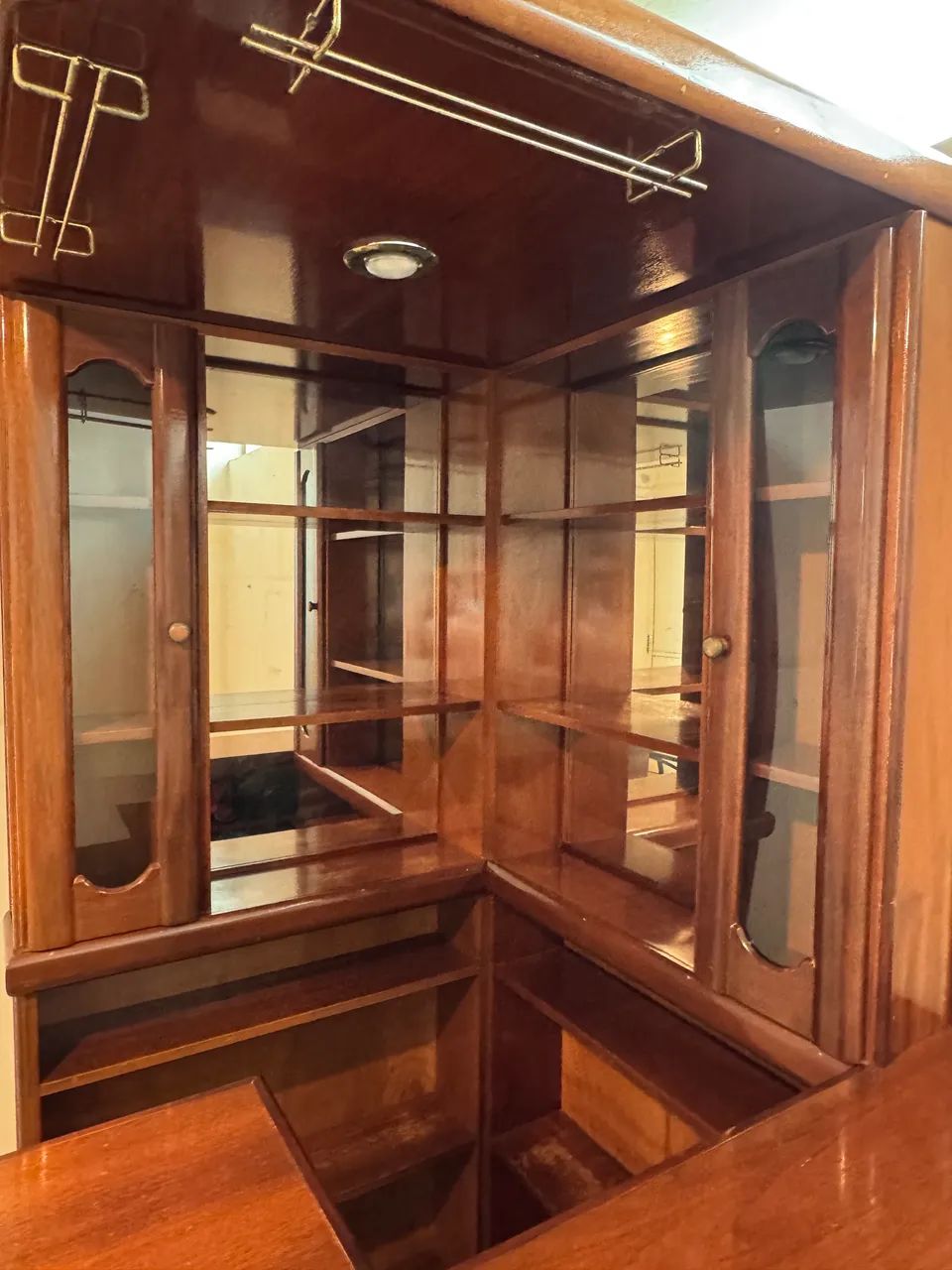 Bar de madeira com banquetas completo64717830912897122