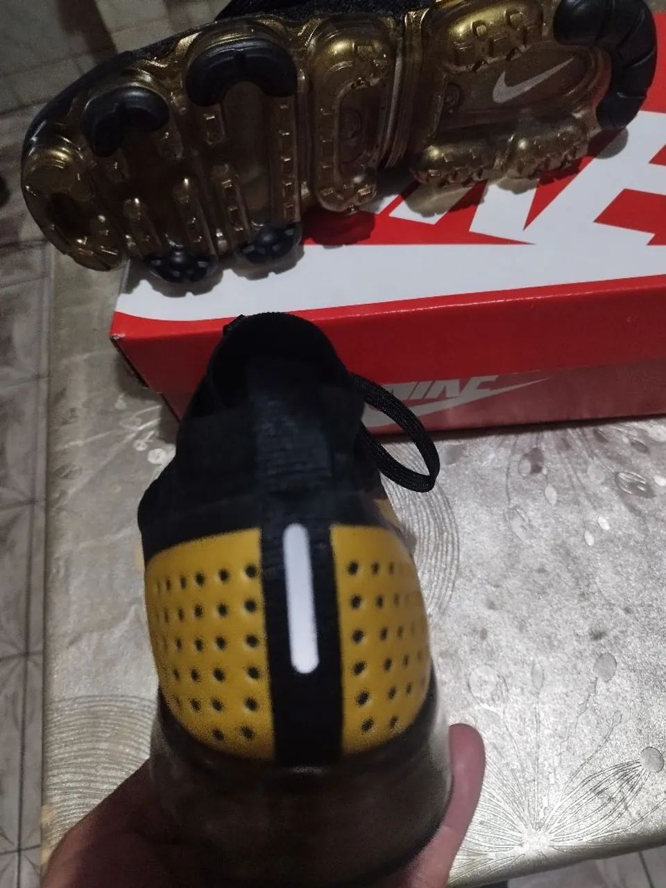 Tênis Nike Air VaporMax Plus - Dourado e Preto 41 - Foto 4