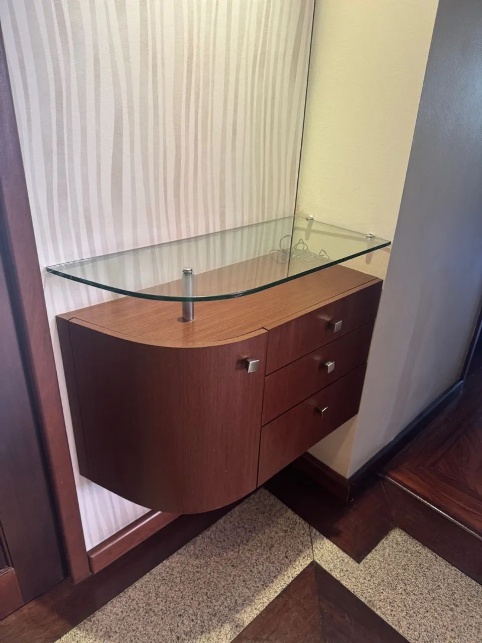 Móvel de apoio com tampo de vidro e gavetas - Foto 2