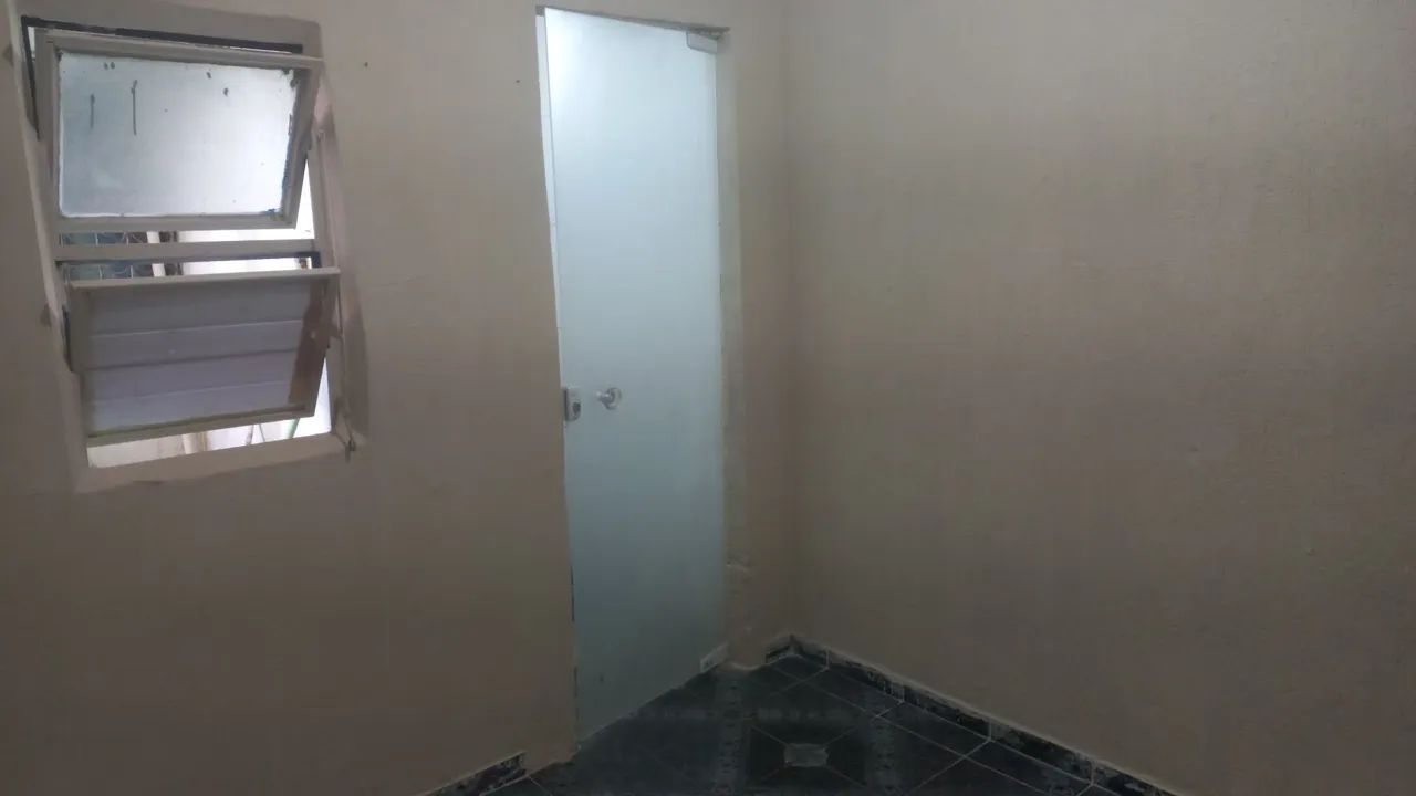 Aluga-se casa de fundos - Foto 4