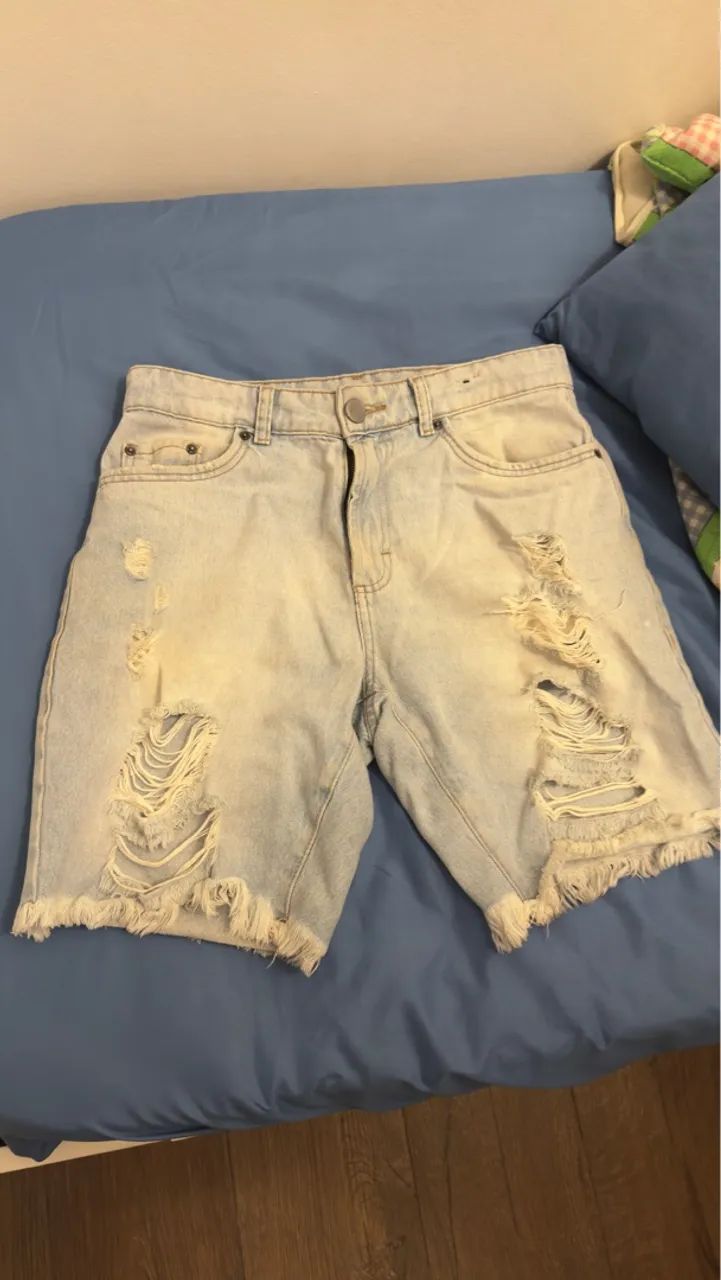 Bermuda jeans modelo rasgadinha