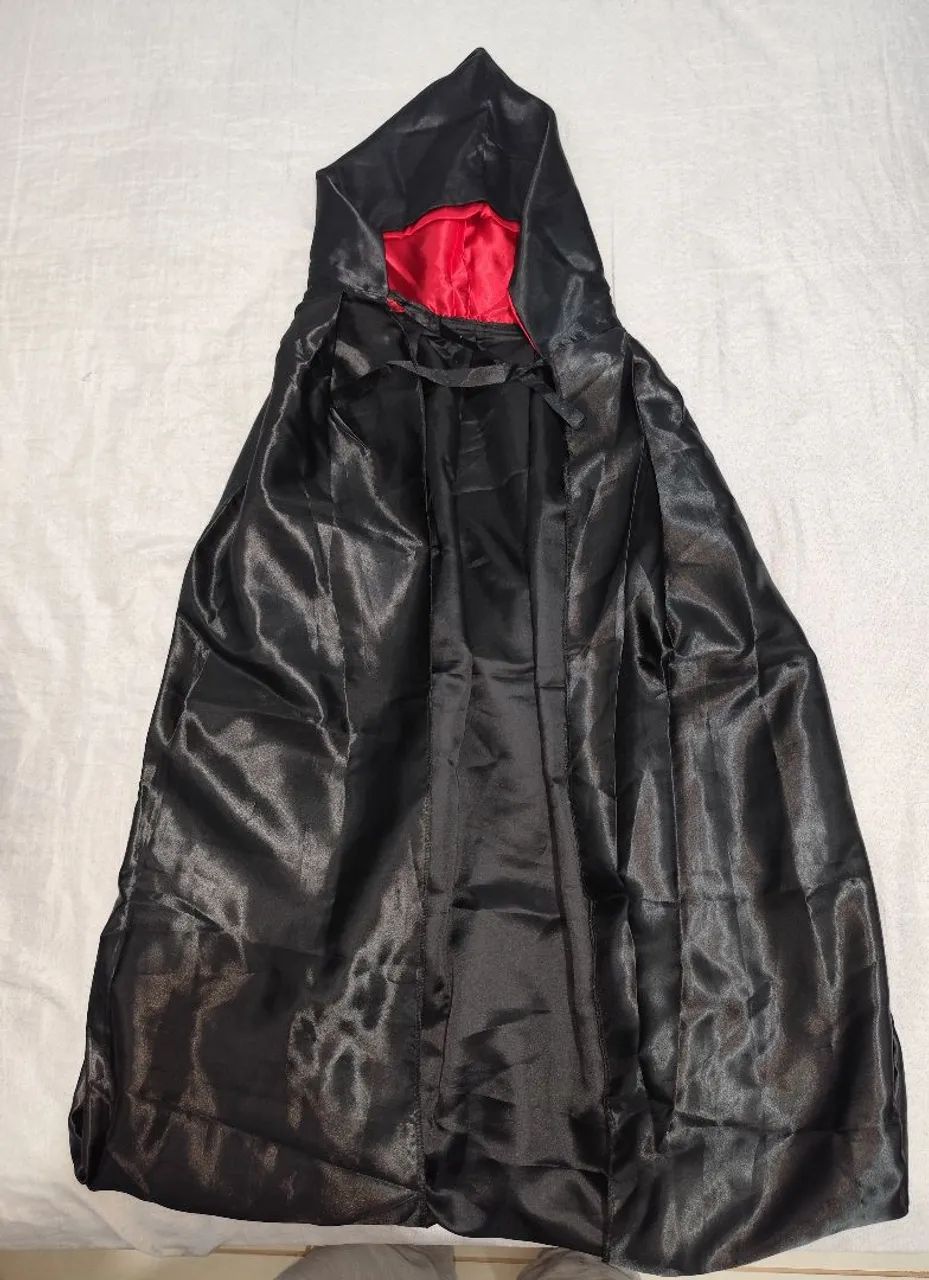 Capa preta com capuz vermelho - Foto 2